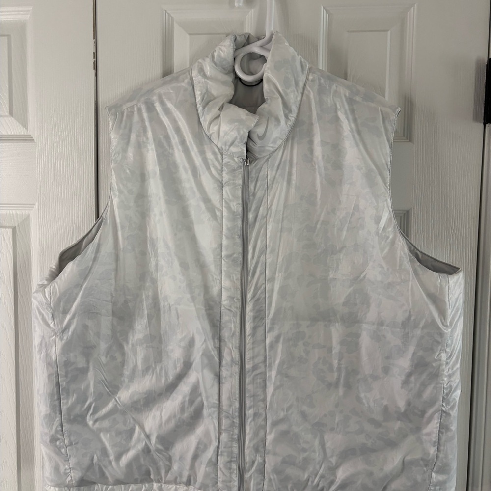 Nike Women's Reversible Golf Puffer Best Jacket: White Camo/White